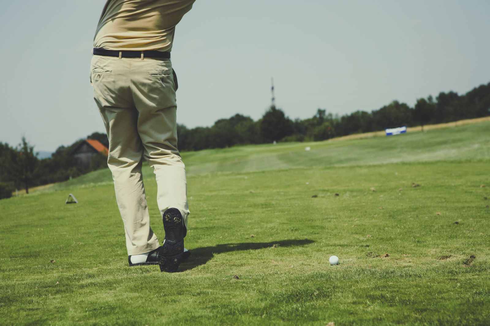 Golfer beim Abschlag