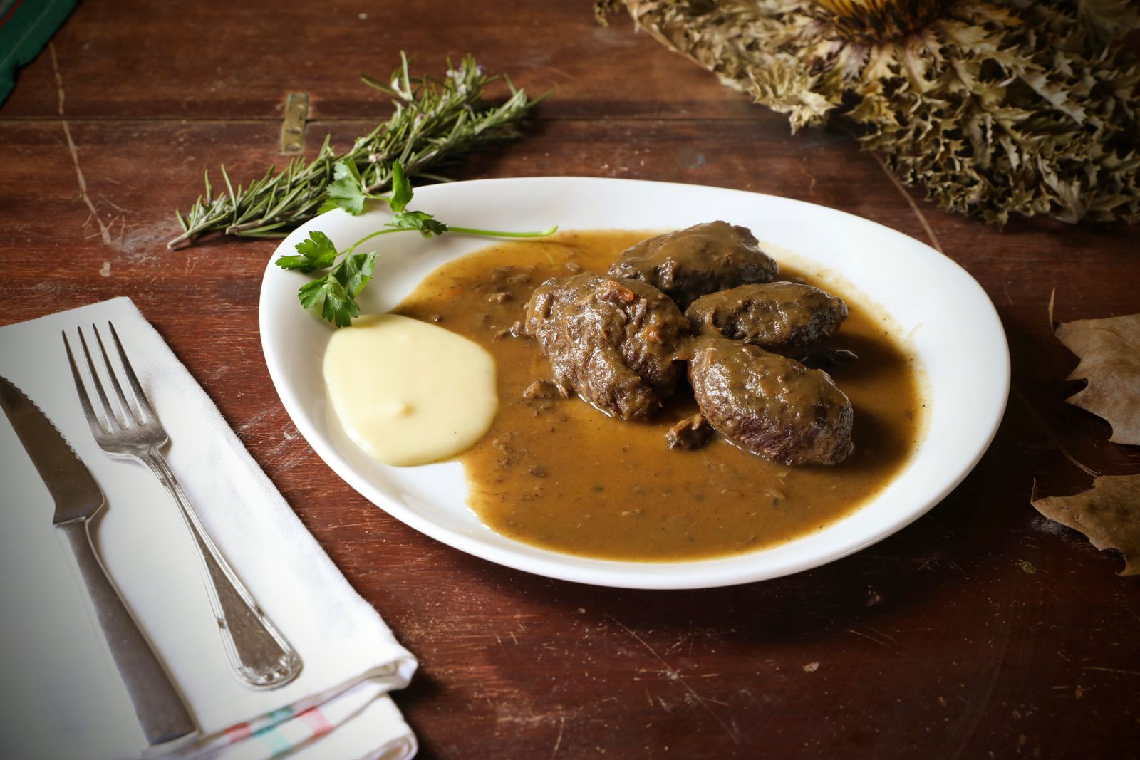 Braten mit Knödel und Sauce