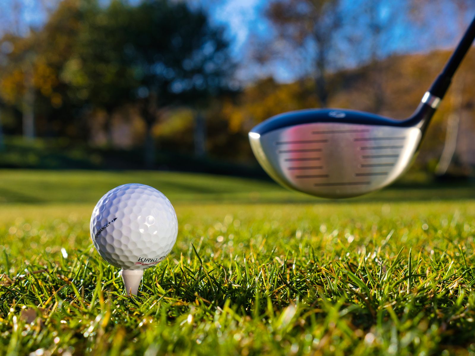 Golfball am Tee