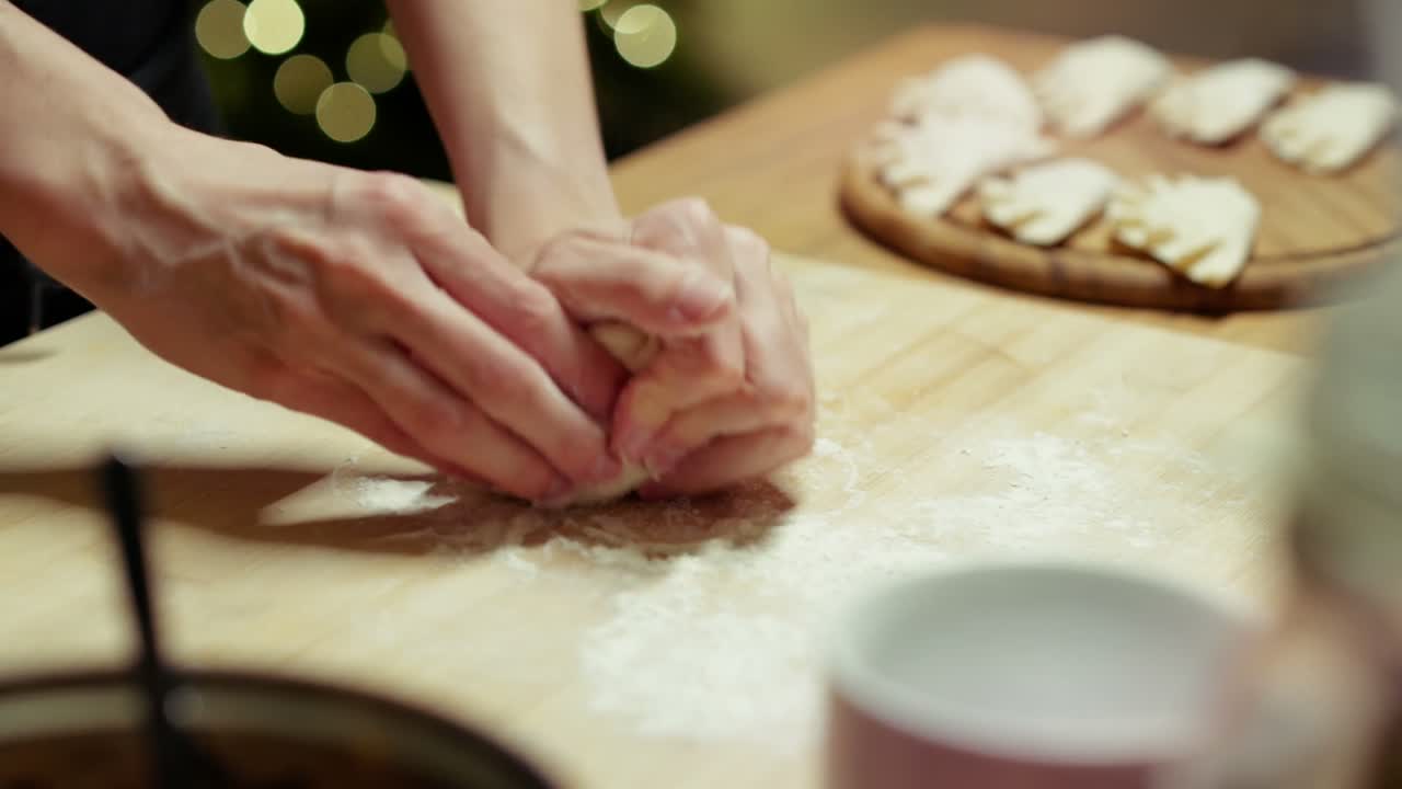 Knödel werden von Hand geformt